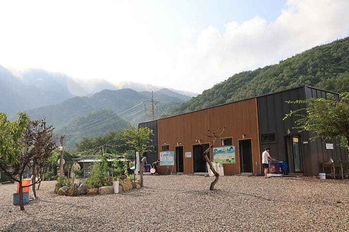 봉바위돌집 캠핑장